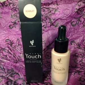 Younique liquid foundation in Scarlet